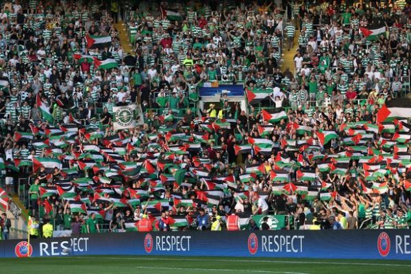  Fans Celtic Kompak Bentangkan Bendera Palestina Saat Playoff Liga Champions