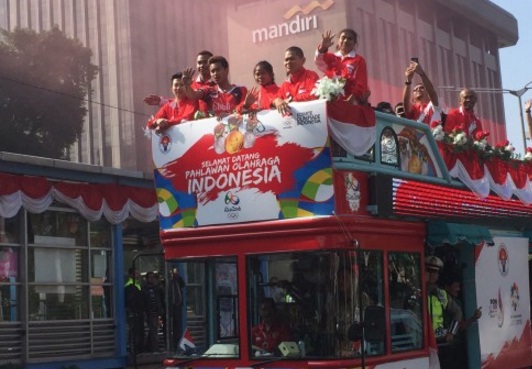  Atlet Peraih Olimpiade Diarak Keliling Jakarta Naik Bus Bandros