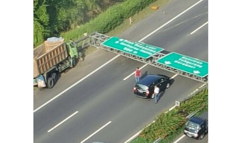  Truk Tabrak Tiang Rambu di Tol Jakarta-Merak, Lalu Lintas pun Tersendat