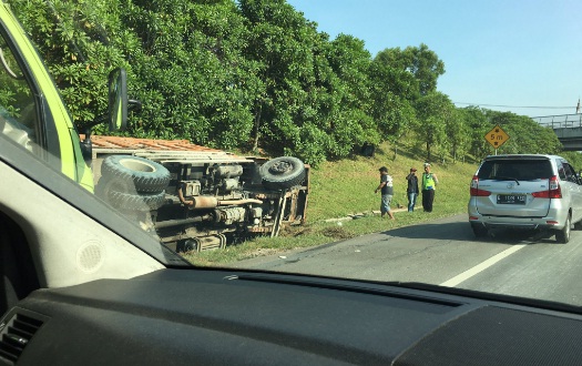  Bus Primajasa Tabrak Truk & Minibus di Tol Cipularang, 1 Orang Tewas