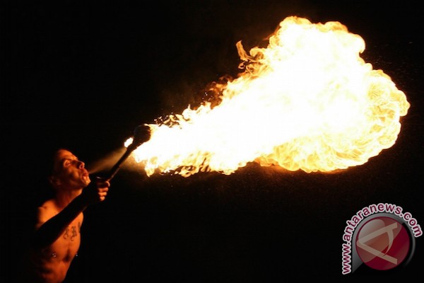  Atraksi Sembur Api Pawai Obor Iduladha Terbakar