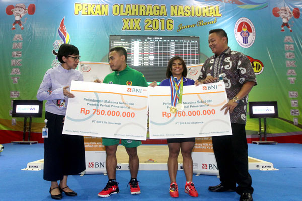  FOTO: Atlet Pemenang Olimpiade Sri Wahyuni dan Eko Yuli Irawan Terima Asuransi BNI Life