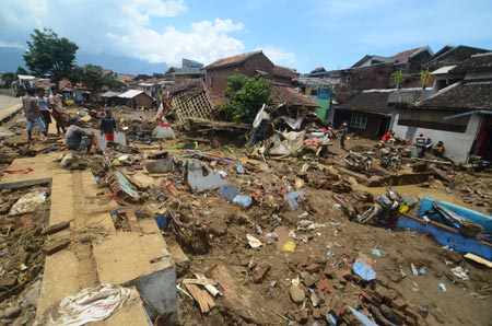  Bio Farma Salurkan Bantuan Kesehatan kepada Korban Banjir Bandang Garut