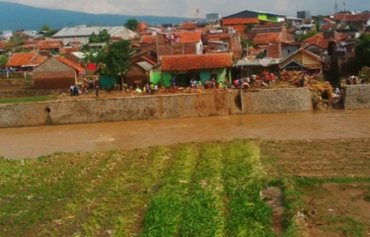  Ratusan Rumah di Sepanjang Sungai Cimanuk dalam Kondisi Berantakan