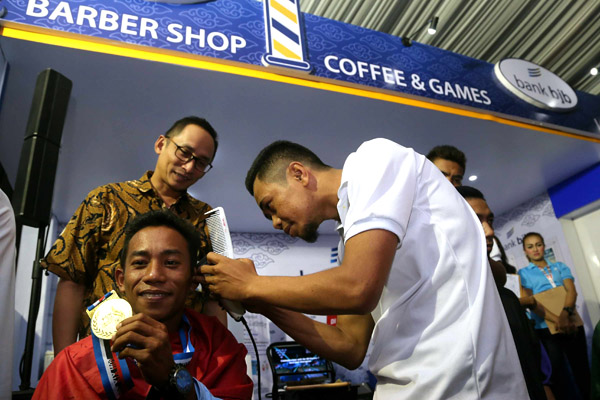  FOTO: Bank BJB Gelar Pangkas Rambut Massal untuk Wartawan