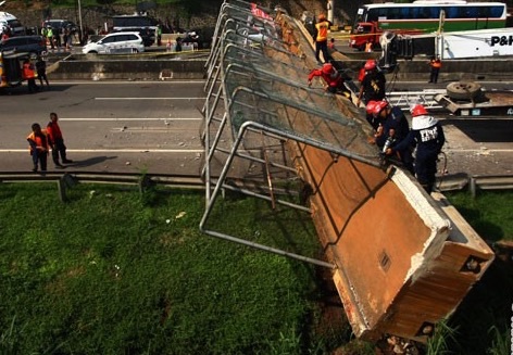  Jembatan Penyeberangan Pasar Minggu Roboh, 3 Orang Tewas