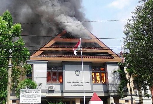  Gedung DPRD Gowa Dibakar Pendemo