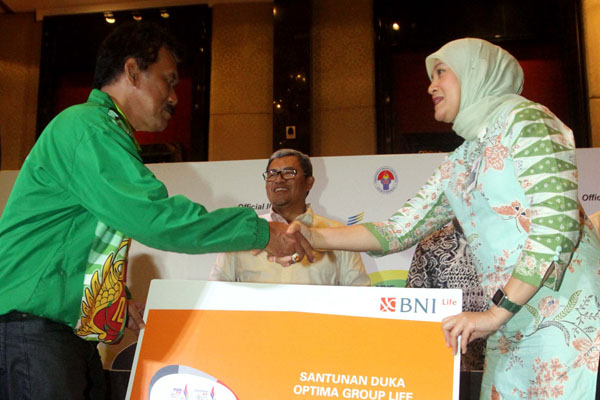  FOTO: BNI Life Serahkan Santunan Pelatih Menembak Yogyakarta