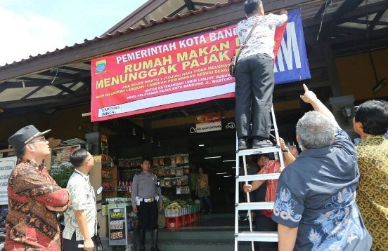  RM Ampera Dipasangi Spanduk Penunggak Pajak