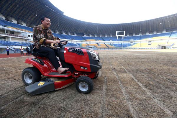  FOTO: Anggarkan Rp400 Juta Perbaikan Rumput GBLA, Target Desember Selesai