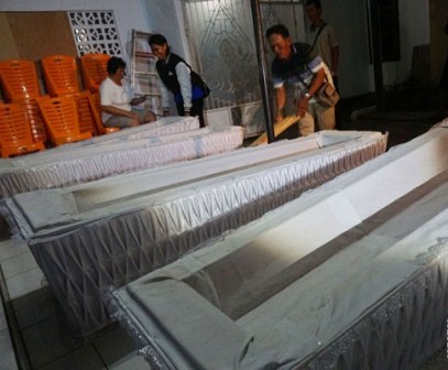  Filipina Ajari Pecandu Narkoba Membuat Peti Mati