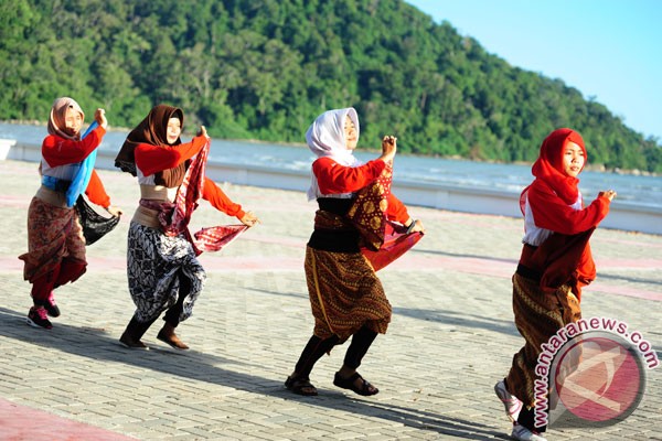  Ada Lomba Desain Tenun Meriahkan Sail Karimata