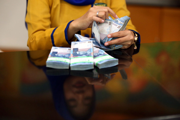  FOTO: KURS RUPIAH 13 OKTOBER: Spot Ditutup Melemah 55 Poin Ke 13.073