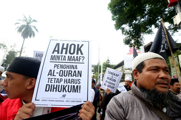  FOTO: Tuding Ahok Lecehkan Al Quran, HTI Jabar Demo di Gedung Sate