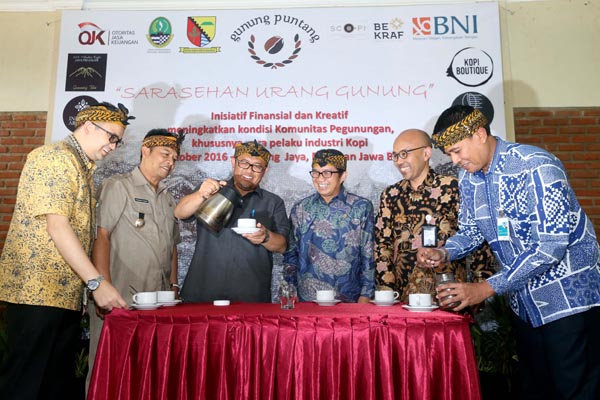  FOTO: Quality Control Kopi Jabar Jadi Rujukan Sustainable Finance OJK