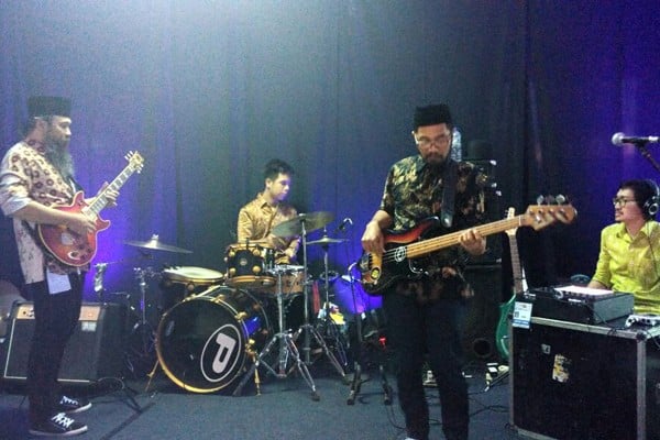  Sunyotok, Band Rock Nyentrik dengan Batik & Kopiah