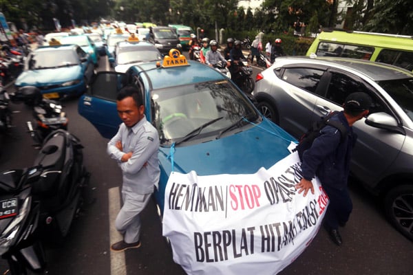  FOTO: Tolak Taksi Online, Ribuan Sopir Kepung Balai Kota Bandung