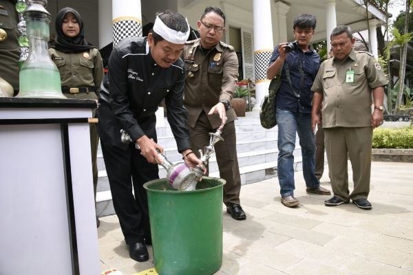  Buruk Bagi Kesehatan, Puluhan Shisha di Purwakarta Dimusnahkan