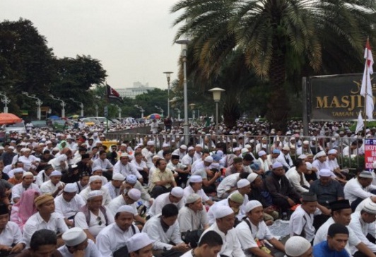  Menteri Agama Jumatan Bersama Demonstran di Istiqlal