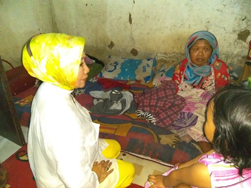  Calon Walikota Atty Kunjungi 2 Warga Lumpuh