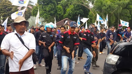  Berani Beda! Begini Cara Buruh Kab. Cirebon Demo Kenaikan Upah