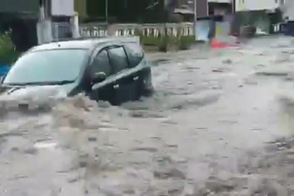  Evakuasi Avanza Hanyut di Pagarsih Jadi Tontonan Warga