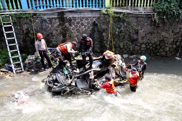  FOTO: Petugas Evakuasi Mobil Terseret Banjir di Pagarsih