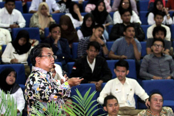  FOTO: Dirjen Kemensos Menjadi Pemateri pada Seminar Nasional STKS