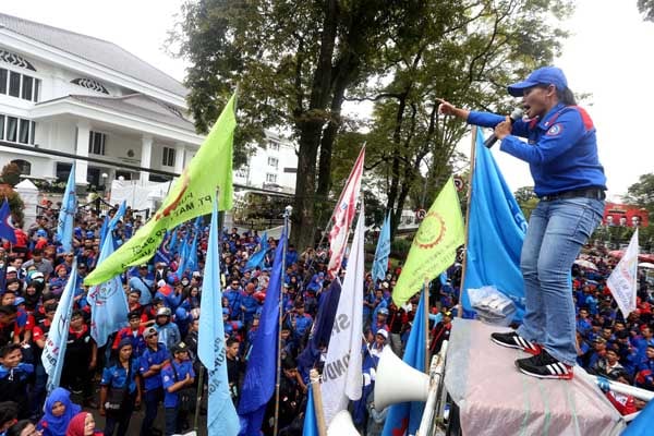  FOTO: Buruh Geruduk Gedung DPRD Jabar Tolak PP Pengupahan