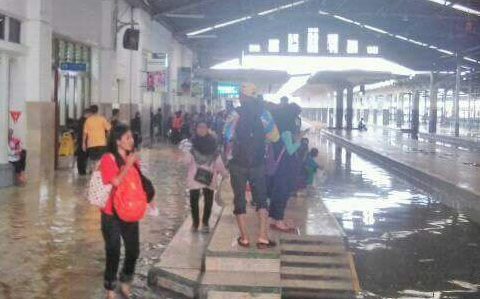  Dirut KAI Inspeksi Stasiun Bandung Pascabanjir