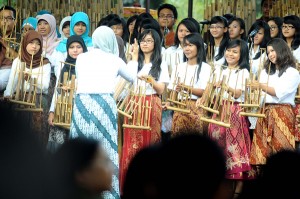  Pesan Damai Parade Angklung Jawa Barat di Gedung Sate