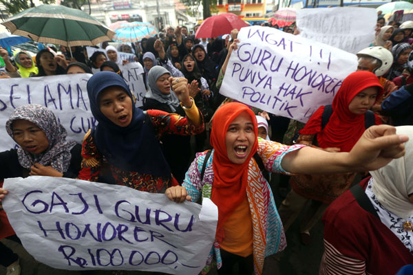  FOTO: Guru Demo di Balai Kota Bandung Tuntut Perhatian Soal Dana Hibah