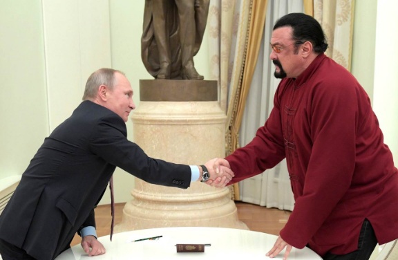  Putin Hadiahkan Paspor Rusia kepada Aktor Steven Seagal