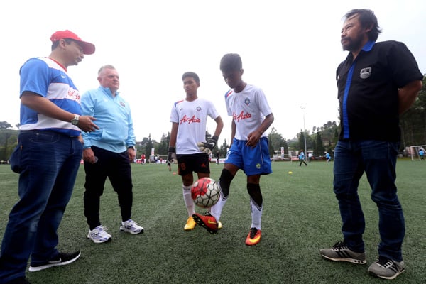  FOTO: Pengembangan Sepak Bola Usia Muda, Airasia-QPR Gelar \"Coaching Clinic\" di Bandung