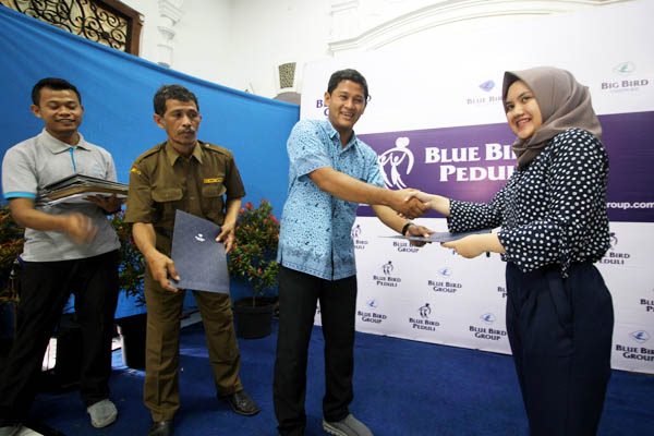  FOTO: Blue Bird Bandung Bagikan 70 Beasiswa Bagi Anak Pengemudi