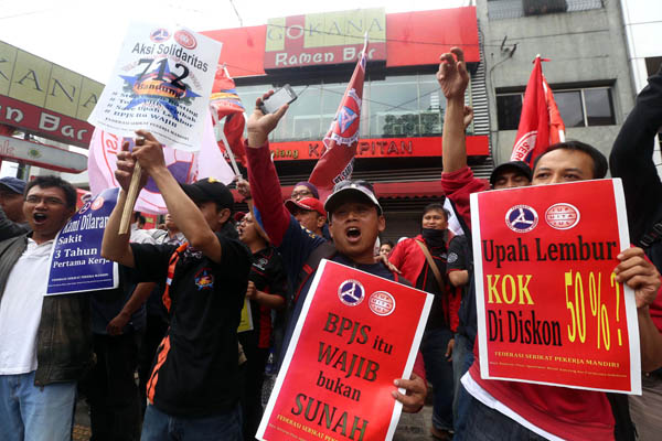  FOTO: Tuntut BPJS, Karyawan PT CRI Unjuk Rasa di Jalan Merdeka