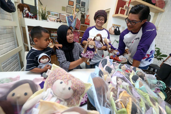  FOTO: Pemberdayaan Perempuan, Combiphar Beri Pembekalan kepada Para Perajin Boneka Circa