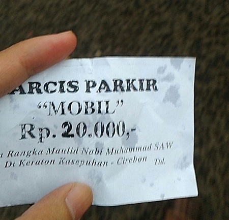  Pengunjung Pasar Muludan Cirebon Keluhkan Tingginya Tarif Parkir