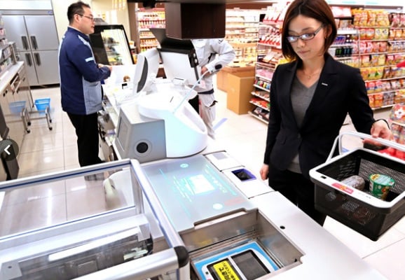 Mesin Regirobo sedang menghitung total harga barang-barang yang dibeli konsumen, sekaligus membungkusnya/Asahi Shimbun