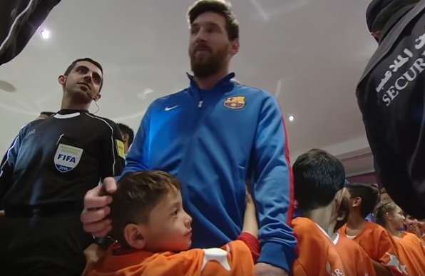  VIDEO: Ketemu Messi, Bocah Afgan Ini Tak Mau Lepaskan Idolanya