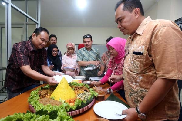  FOTO: Syukuran HUT Bisnis Indonesia ke-31 di Kantor Perwakilan Jabar