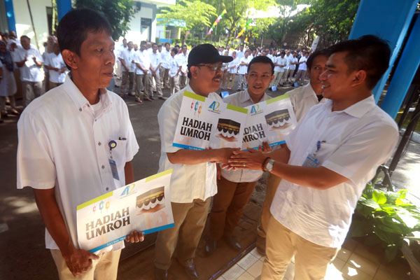  FOTO: HUT ke-42, PDAM Kota Bandung Berangkatkan Karyawan Laksanakan Umroh