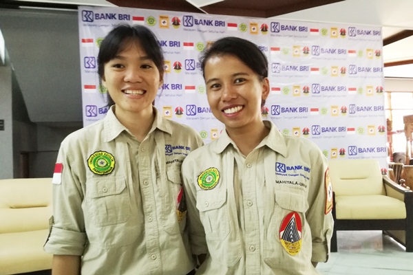 Tim The Women of Indonesia's Seven Summits Expedition Mahitala Universitas Katolik Parahyangan (WISSEMU), Fransiska Dimitri Inkiriwang (kiri) dan Mathilda Dwi Lestari (kanan)/Bisnis-Agne