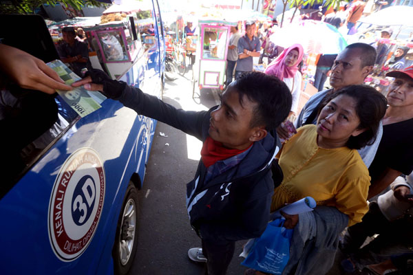  FOTO: Warga Bandung Serbu Mobil Penukaran Uang Rupiah Baru