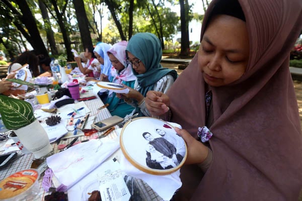  FOTO: Komunitas Pustakalana dan Talathings Gelar Workshop Menyulam Memperingati Hari Ibu