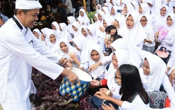  Bupati Dedi Ajak Pelajar Muslim Bersihkan Gereja