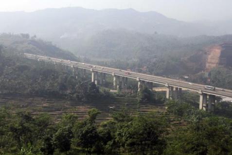  Jembatan Cisomang Cipularang Bergeser, Kendaraan Kategori II-V Dialihkan ke Jalur Ini