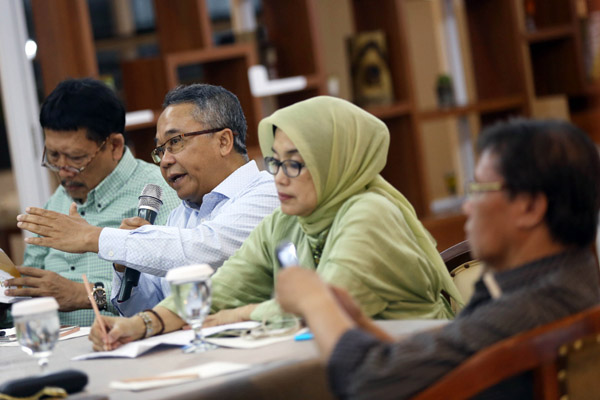  FOTO: Diskusi Senior Kadin Jabar: Ekonom Sarankan Pelaku Usaha Tetap Waspada Di 2017