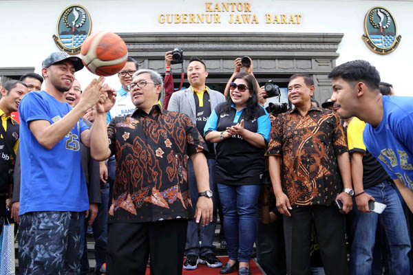  FOTO: Aher Perkenalkan Tim Basket dan Voli Bank BJB