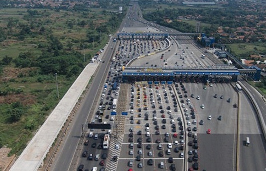  Imbas Penutupan Cipularang, Jalan Tol Jakarta-Cikampek Macet Parah